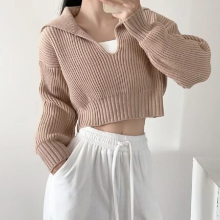 Women's cropped knit sweater fabric detail