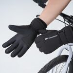 Ski gloves with hidden pocket